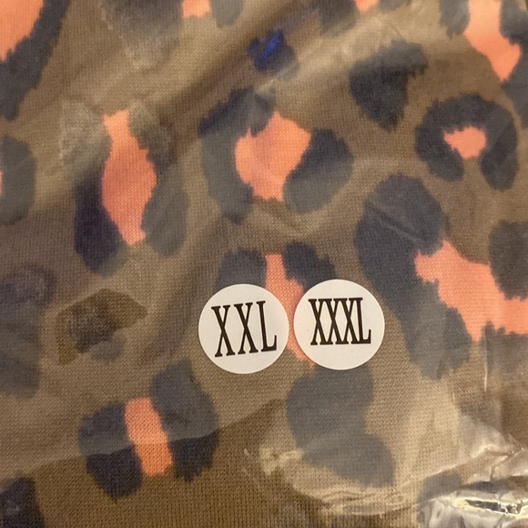 Plus size (size 1X/2X) pink leopard asymmetrical top - Picture 6 of 6